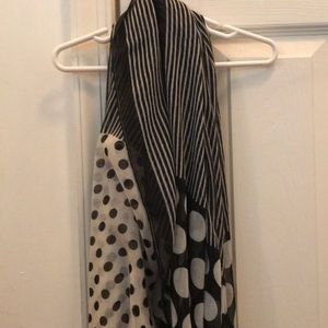 Black and white scarf